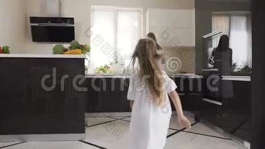 小女孩很高兴见到她的姐姐，她在家里的厨房里切蔬菜准备素食。 儿童